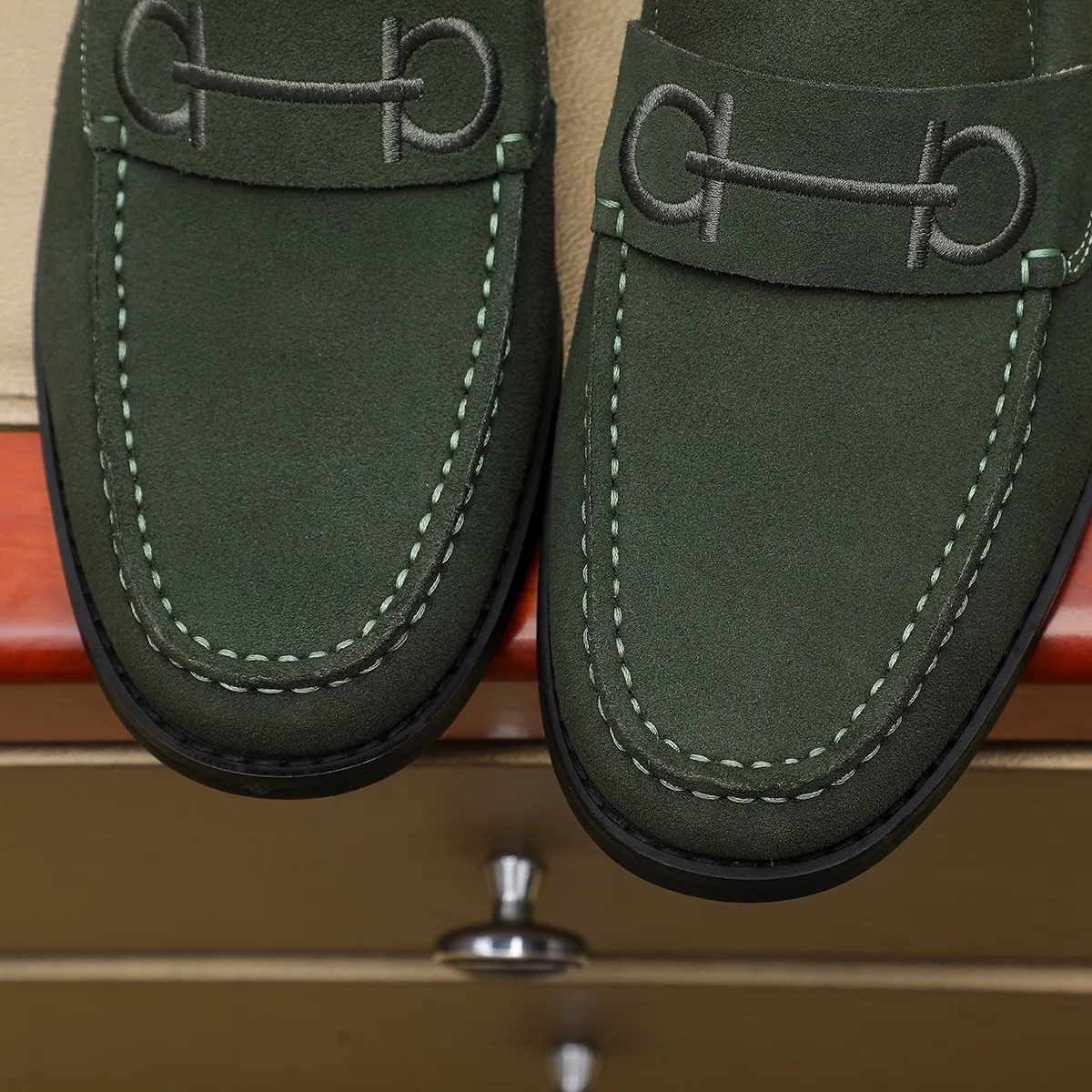 Men's shoes 💰460 🔥 Ferragamo new men's casual slip-on shoes 🇨🇳 Official website original 1:1 mold, original quality 💯 fine workmanship, high-end luxury ☘ The upper is made of imported Italian first-layer cowhide 🌴 Luxurious water dyeing 🐂 Leather lining 🍓 Rubber wear-resistant and non-slip outsole, breathable and comfortable to wear 🍍 The first choice for high-taste men, color optional! Code number 38-44 (45.46. Customized)